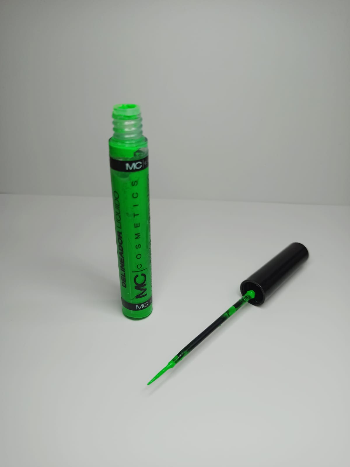 DELINEADOR MC COSMETICS VERDE NEÓN